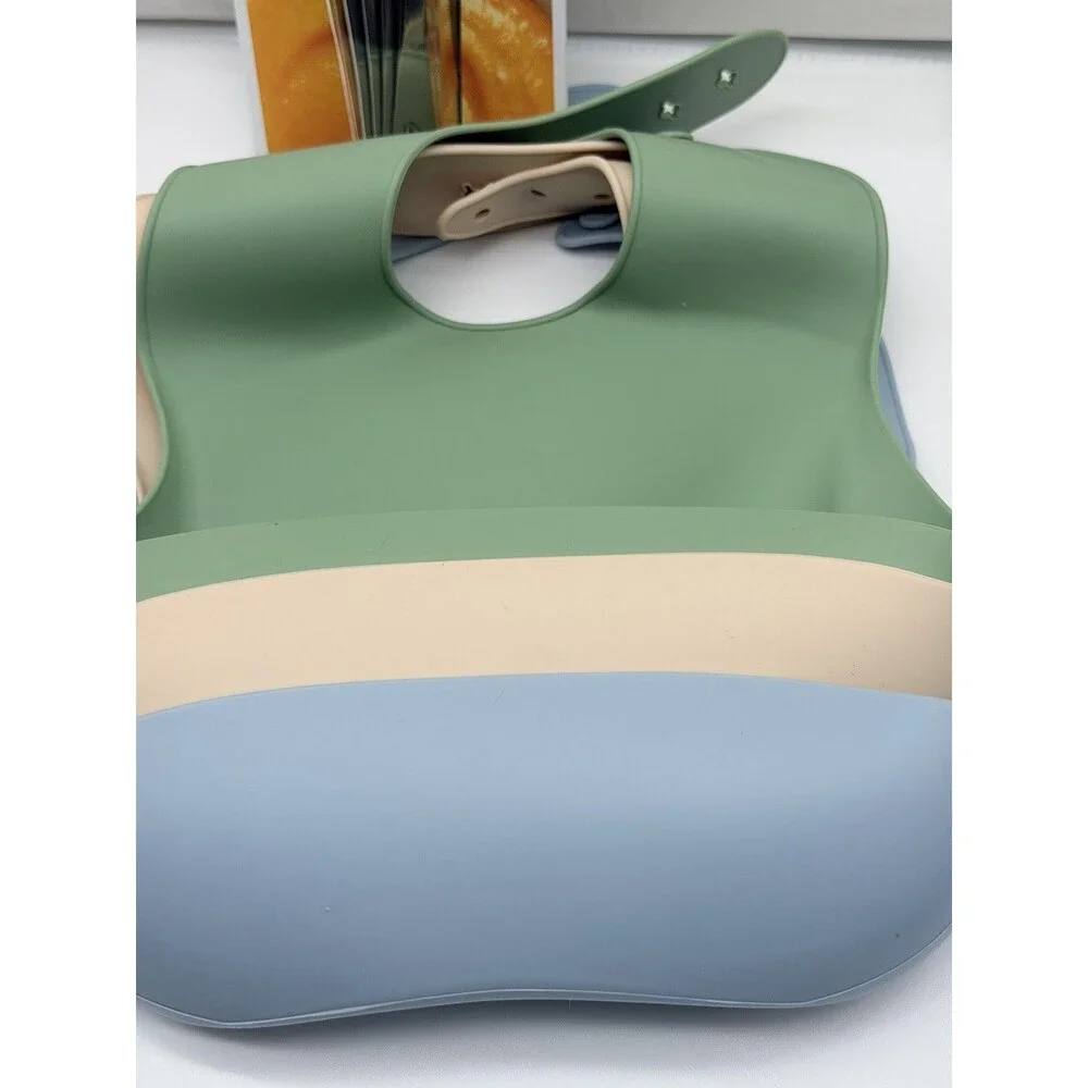 NEW Munchkin White Hot 4 Safety Spoons, BPA-Free, and 3 Silicone Bibs